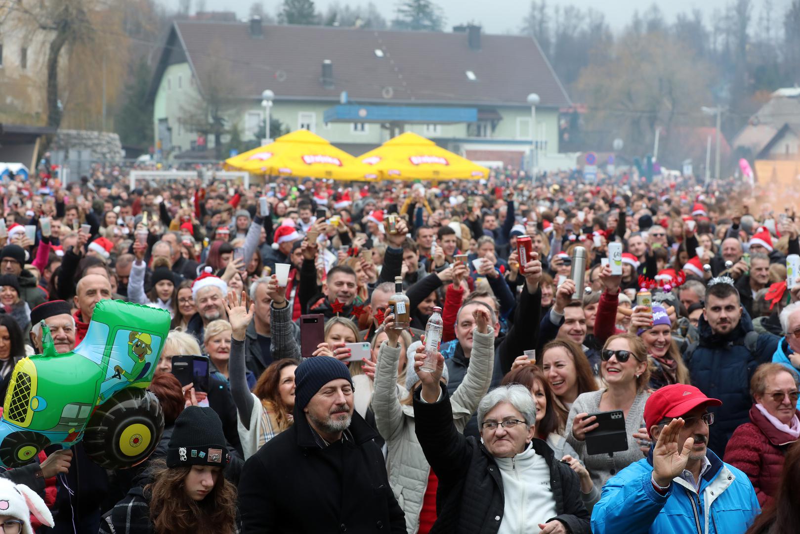 31.12.2022., Fuzine - Docek Nove godine u podne na igralistu pored brane  Photo: Goran Kovacic/PIXSELL