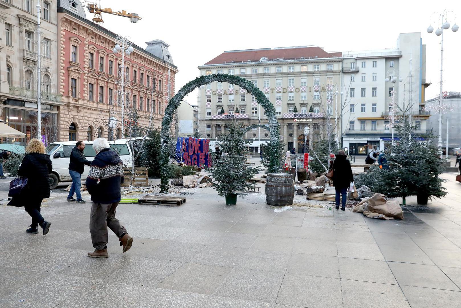 13.12.2022., Zagreb -Zbog planiranog doceka nogometne reprezentacije nakon Svjetskog prvenstva uklanjaju se bozicne dekoracije sa Trga bana Jelacica. Photo: Patrik Macek/PIXSELL