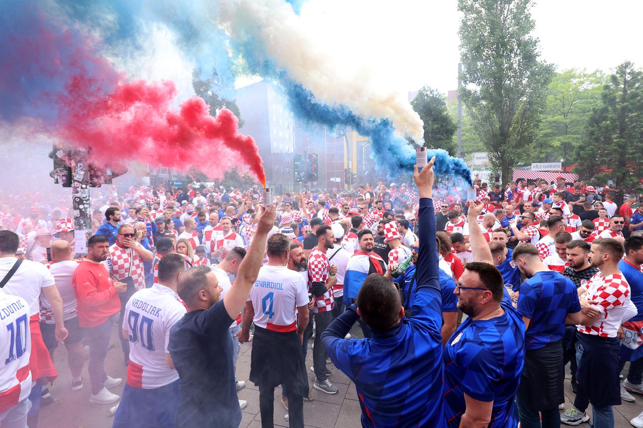 Hamburg: Uoči utakmice Hrvatska - Albanija navijači se zabavljaju pjesmom i bakljama 