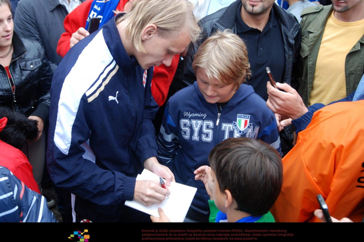 '15.09.2012., Trg bana Jelacica, Zagreb - Igraci Dinama druzili se s navijacima i prodavali ulaznice za utakmice Lige prvaka. Domagoj Vida.  Photo: Luka Stanzl/PIXSELL'