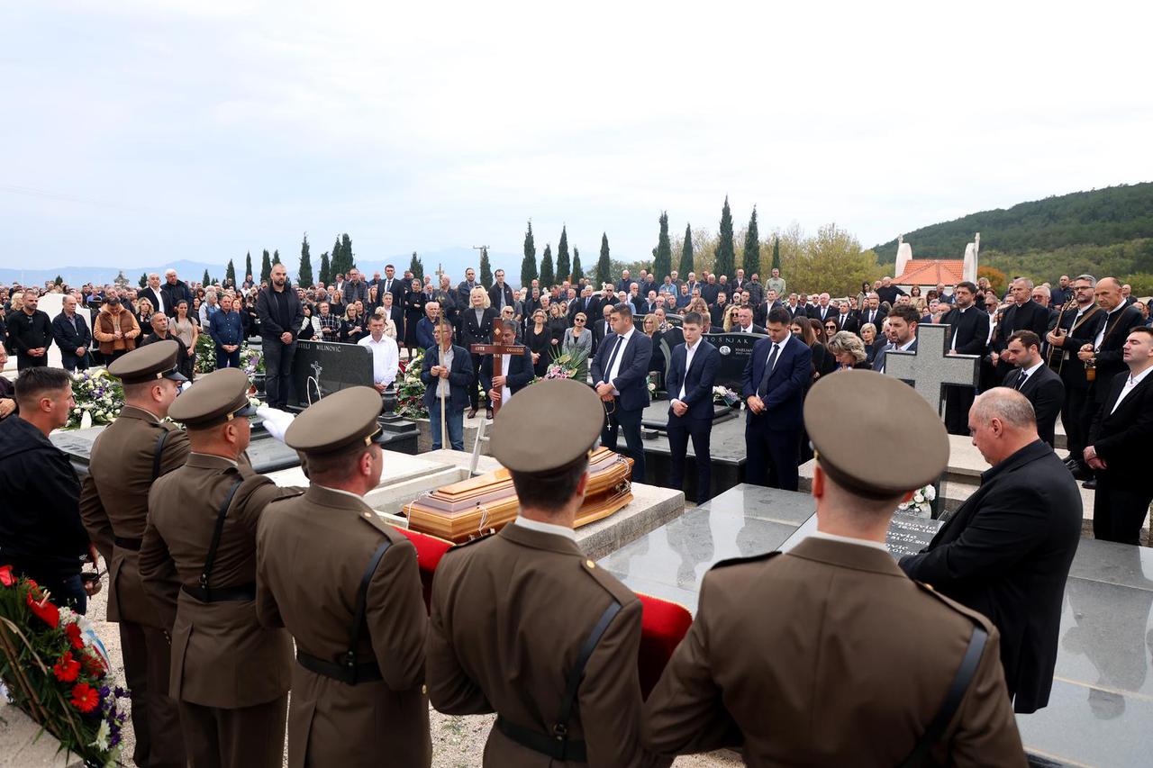 Posljednji ispraćaj Ante Ćorušića na groblju u Lovreću