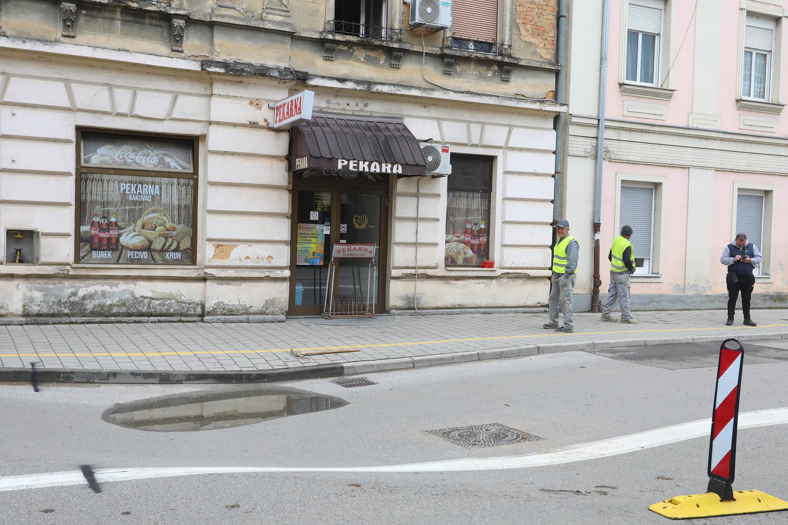 19.05.2023., Karlovac - Nakon obilnih kisa i visokog vodostaja rijeka doslo je do ulegnuca ceste u Ulici Rakovac. Zbog prijetnje od urusavanja ceste i opasnosti za zgradu radi se ispitivanje terena kako bi pocela sanacija. Photo: Kristina Stedul Fabac/PIXSELL