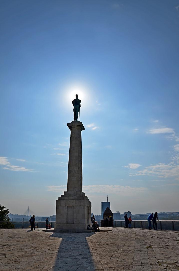 Spomenik Pobjednik, jedan od najprepoznatljivijih simbola Beograda, nalazi se na Kalemegdanu i ima posebno značenje za povijest grada. 