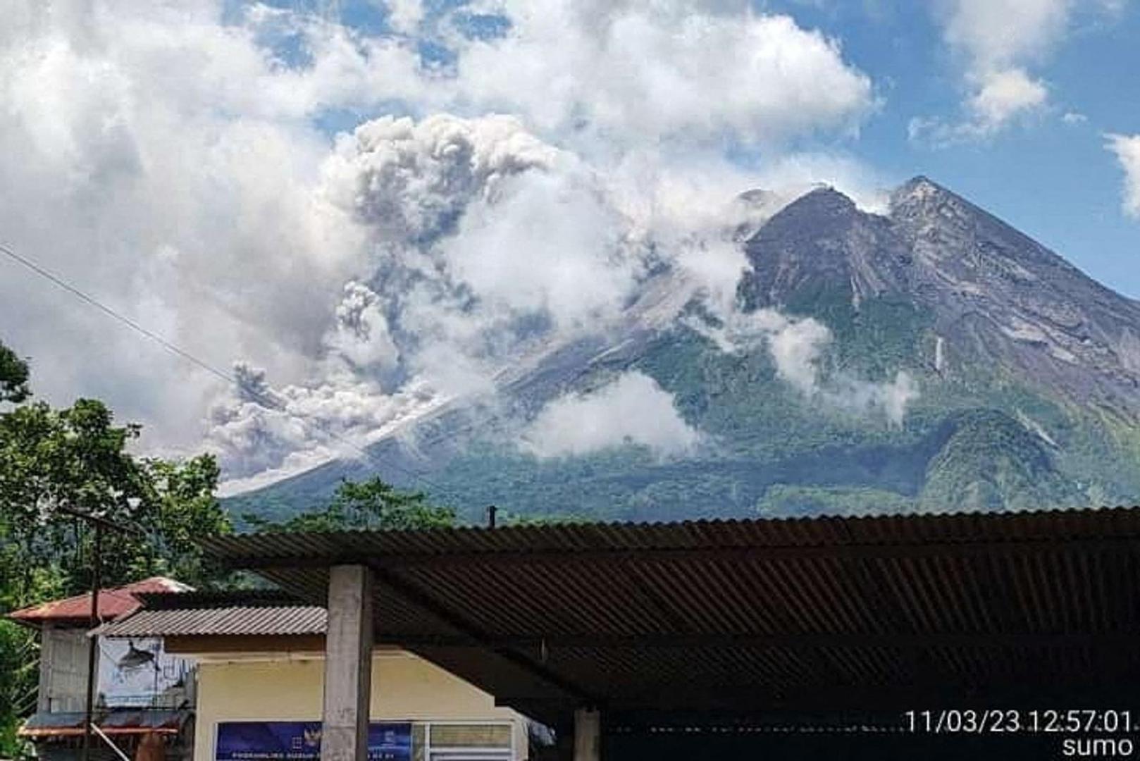 Mount Merapi volcano erupts, as seen from Cangkringan, Indonesia, March 11, 2023. Sumo Sulis/Handout via REUTERS THIS IMAGE HAS BEEN SUPPLIED BY A THIRD PARTY. NO RESALES. NO ARCHIVES. MANDATORY CREDIT Photo: SUMO SULIS/REUTERS