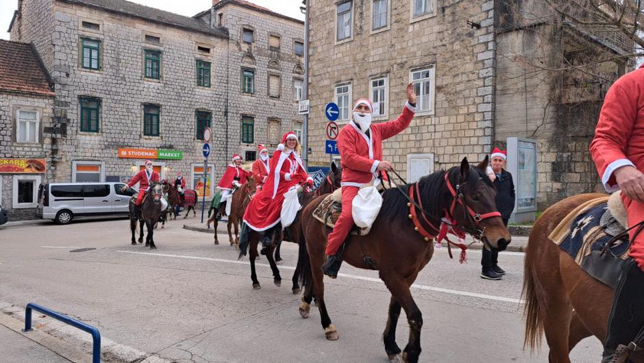 Konjička karavana djeda Božićnjaka kroz grad Sinj