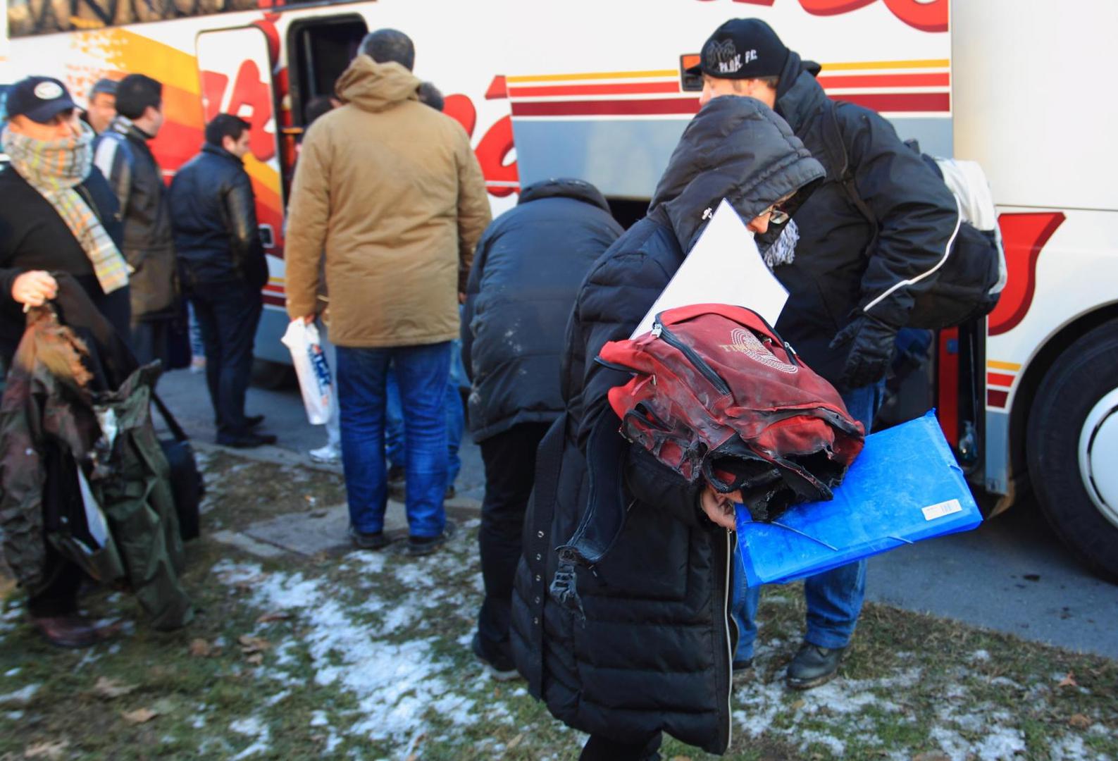 14.12.2010., Novi Zagreb, Zagreb - Autobus u kojem su bili navijaci Paoka na krizanju Savezne Republike Njemacke i Avenije Dubrovnik napali su huligani. Grupa BBB-a razbila je pozor na autobusu i bacila u njega baklju. Autobus se zapalio. Policija koja je pratila autobus, razbila je prozor i pomogla navijacima da izadju, a pozar su ugasili vatrogasci koji su na teren izasli s dva vozila. Nekoliko ozlijedjenih navijaca prebaceno je u bolnice, u Kliniku za traumatologiju i KB Sestara Milosrdnica. Photo: Zeljko Lukunic/PIXSELL