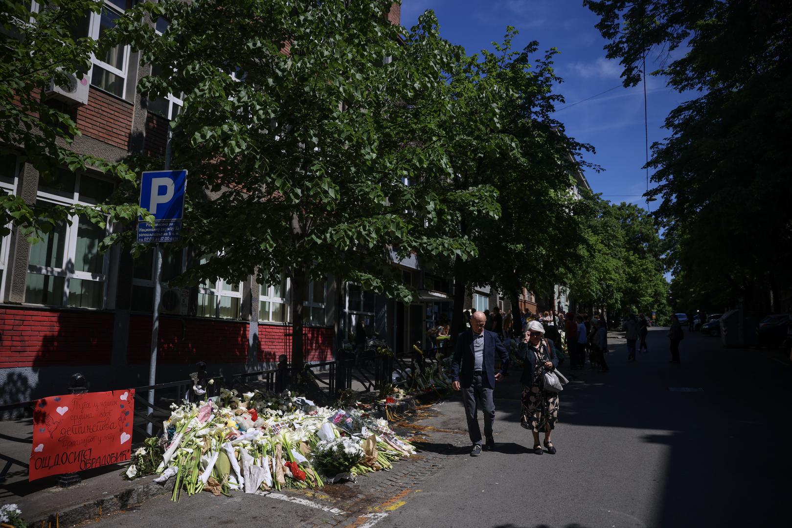 07.05.2023., Beograd, Srbija - Veliki broj gradjana dosao je ispred osnovne skole "Vladislav Ribnikar”, kako bi se upisao u knjigu zalosti. Photo: Armin Durgut/PIXSELL