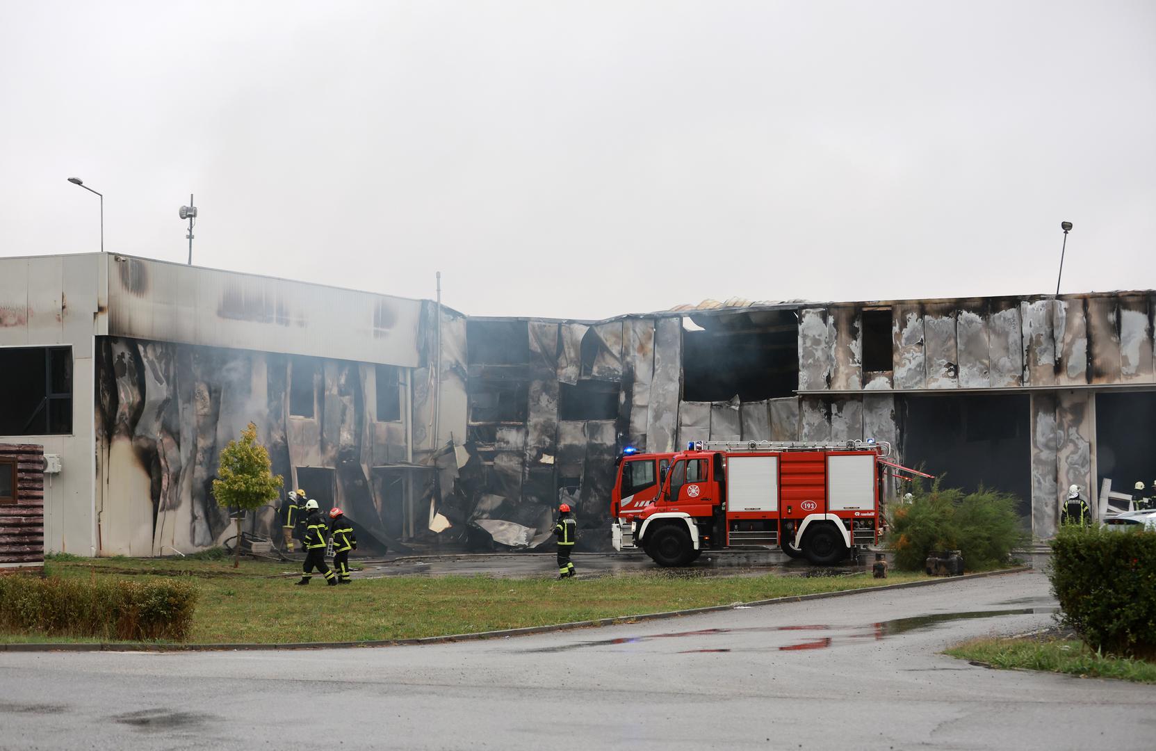 U tijeku je gašenje u kojem sudjeluje oko 40-tak vatrogasaca osječke Javne profesionalne vatrogasne postrojbe Osijek i više dobrovoljnih vatrogasnih društava-a s područja Osijeka s 13 vozila.