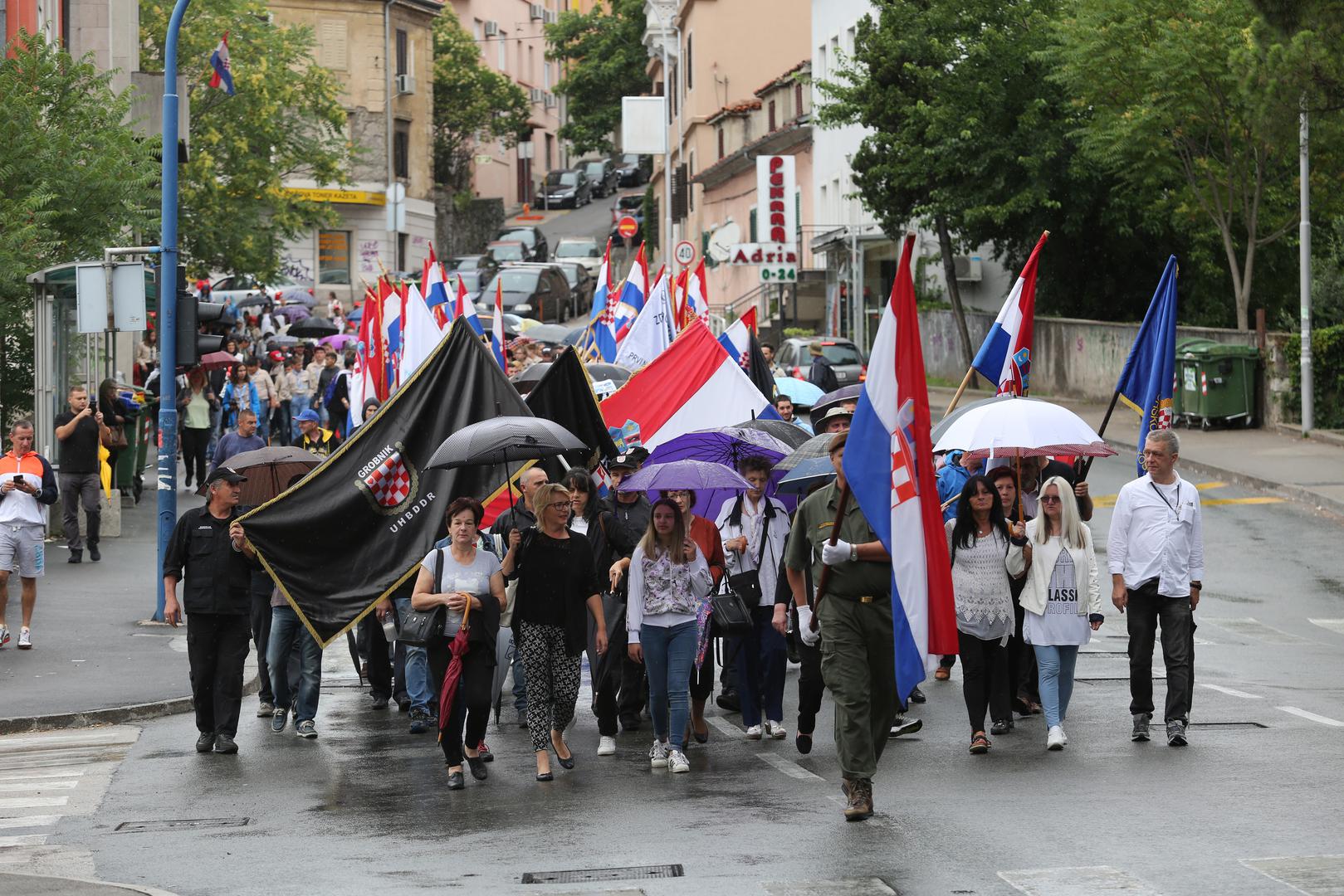 U povodu Dana državnosti, predstavnici Grada Rijeke, Primorsko-goranske županije, udruga proizašlih iz Domovinskog rata, Policijske uprave primorsko-goranske i drugi položili su vijence na riječkom Mostu hrvatskih branitelja Domovinskog rata, u Aleji poginulih branitelja i kod Središnjeg križa na Centralnom gradskom groblju Drenova te kod spomenika poginulim braniteljima na groblju Trsat. (Hina)