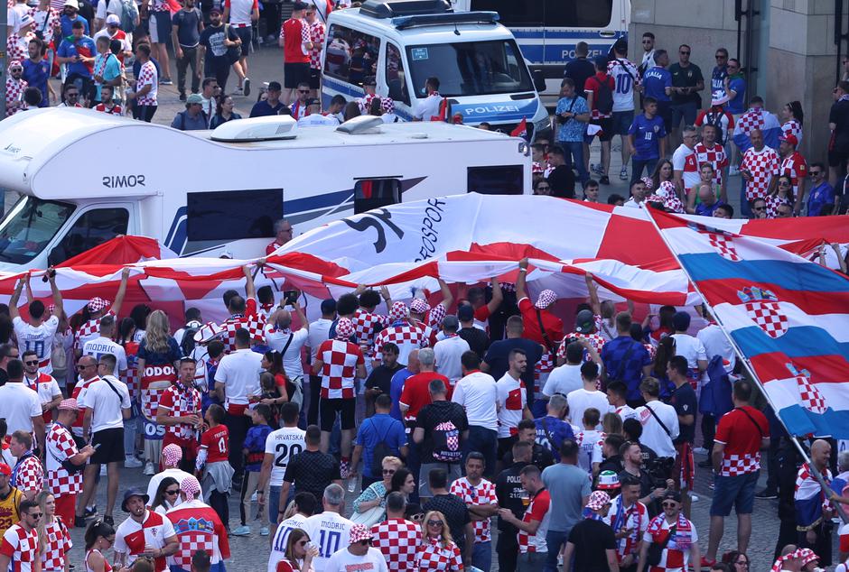 U Leipzig stigla najveća hrvatska navijačka zastava dugačka 107 metara