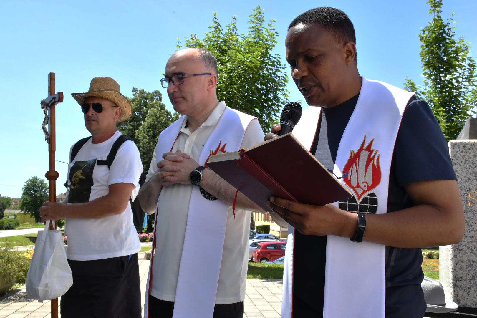 12.06.2020. Podvinje, Polazak hodocasnika-pjesaka ispred Zupe sv. Antuna Padovanskog u Podvinju na Dane svetog Ante u Gornjim Mocilima (BiH).
Photo: Ivica Galovic/ PIXSELL