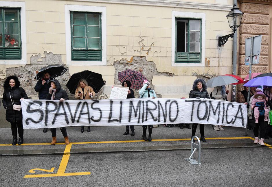 Zagreb: Prosvjed roditelja odgajatelja ispred Gradske skupštine zbog najave modificiranja te mjere