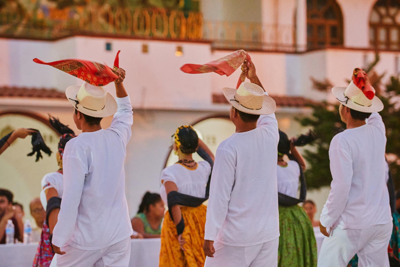 Oaxaca, Meksiko: Oaxaca je postala turistička meka, posebno zbog svog priznanja kao gastronomske prijestolnice. Od pandemije, turizam je porastao za 77%, a stanovnici su demonstrirali protiv posjetitelja. Aktivist Andre Be Arruti izjavio je da su protiv turizma kao ekonomskog sustava temeljenog na kolonijalnom modelu eksploatacije.