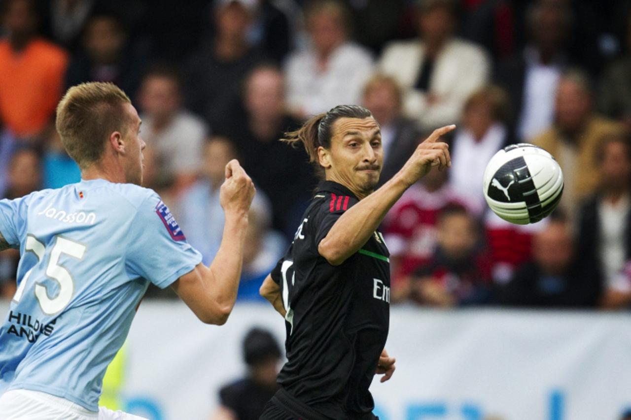 'Malmo\'s Pontus Jansson and AC Milan\'s Zlatan Ibrahimovic (R) chase after a ball during their friendly soccer match at the Swedbank Stadium in Malmo, August 14, 2011. REUTERS/Andreas Hillergren /Sca