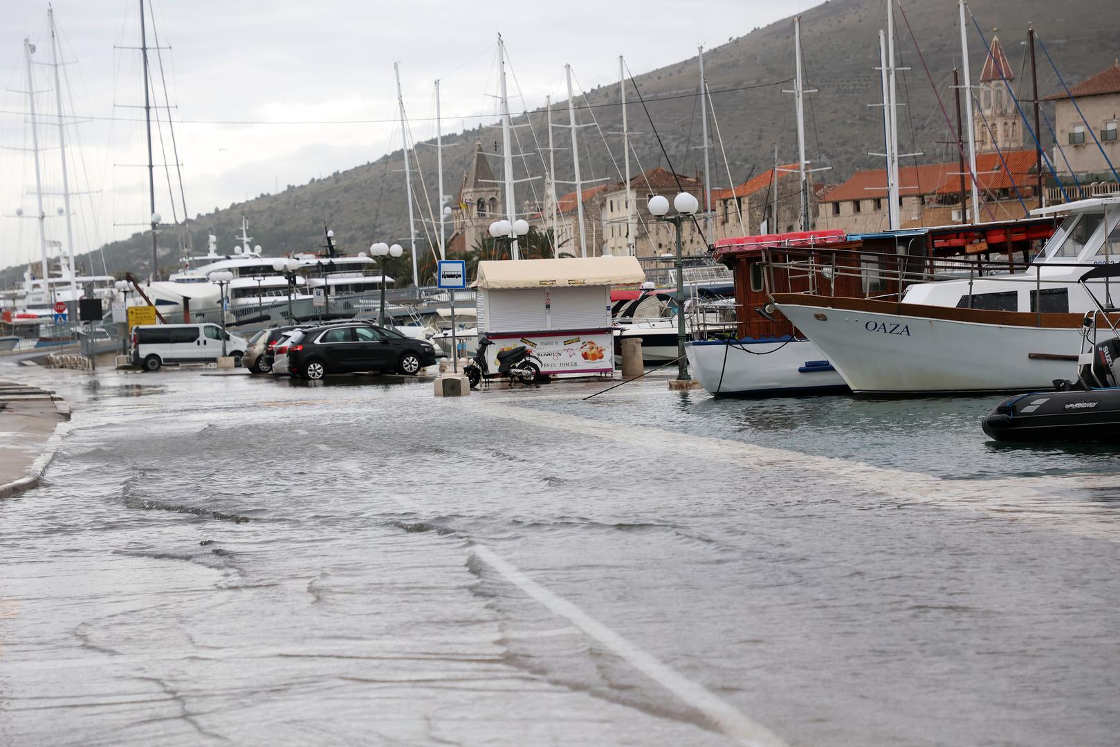 05.11.2023., Trogir - Cesta na Ciovu poplavljena plimom  Photo: Ivana Ivanovic/PIXSELL