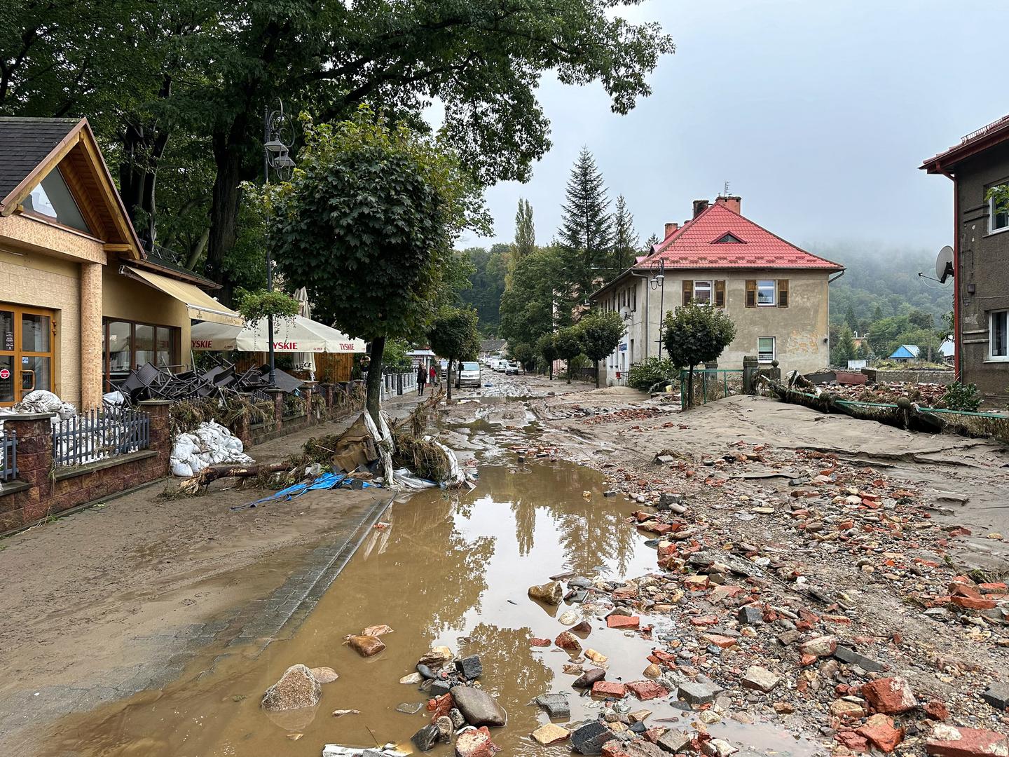 Głuchołazy (woj. opolskie), 15.09.2024. Dynamiczna sytuacja powodziowa. Rzeka Biała Głuchołaska zalała Głuchołazy, 15 bm. Niż genueński, który dotarł nad Polskę w czwartek 12 września, odpowiada za aktualne załamanie pogody i ulewne deszcze szczególnie na Dolnym Śląsku. (aldg) PAP/Michał Meissner Photo: Michał Meissner/PAP