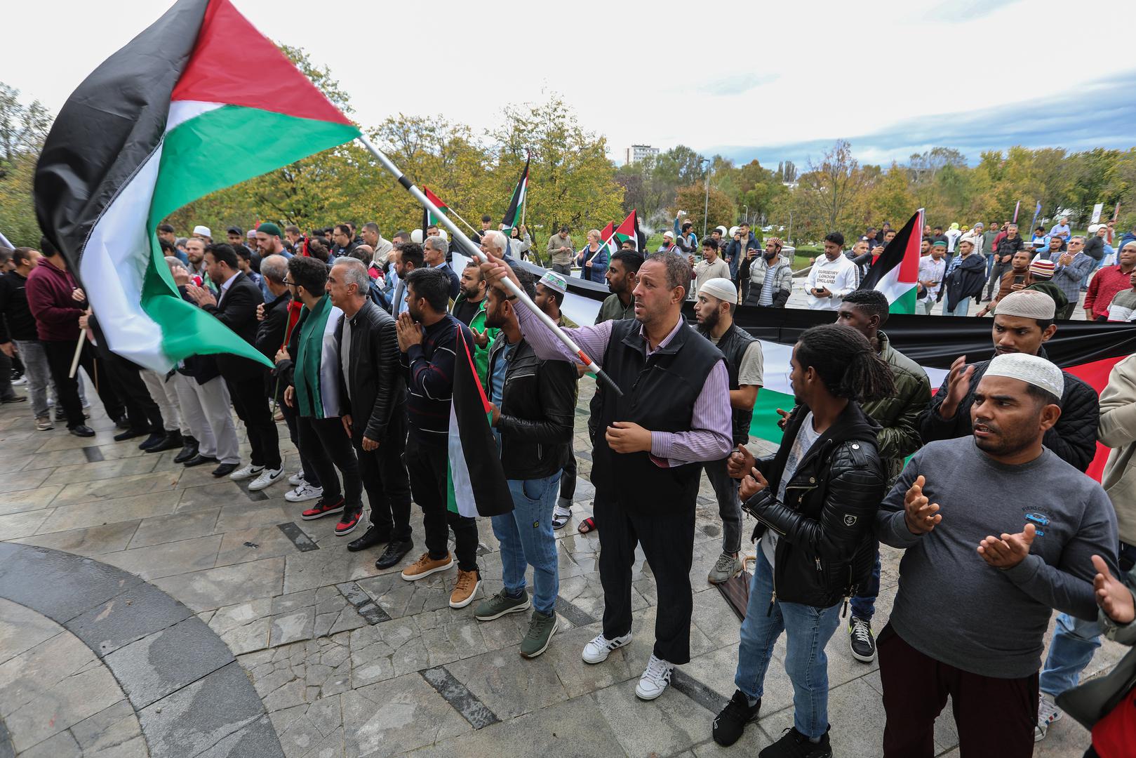 27.10.2023., Zagreb - U Islamskom centru u Zagrebu, sredisnjoj dzamiji Mesihata Islamske zajednice u Hrvatskoj, nakon podnevne molitve, odrzan je prosvjed i potpora palestinskom narodu i odrzana molitva za poginule u ratu s Izraelom. Photo: Robert Anic/PIXSELL