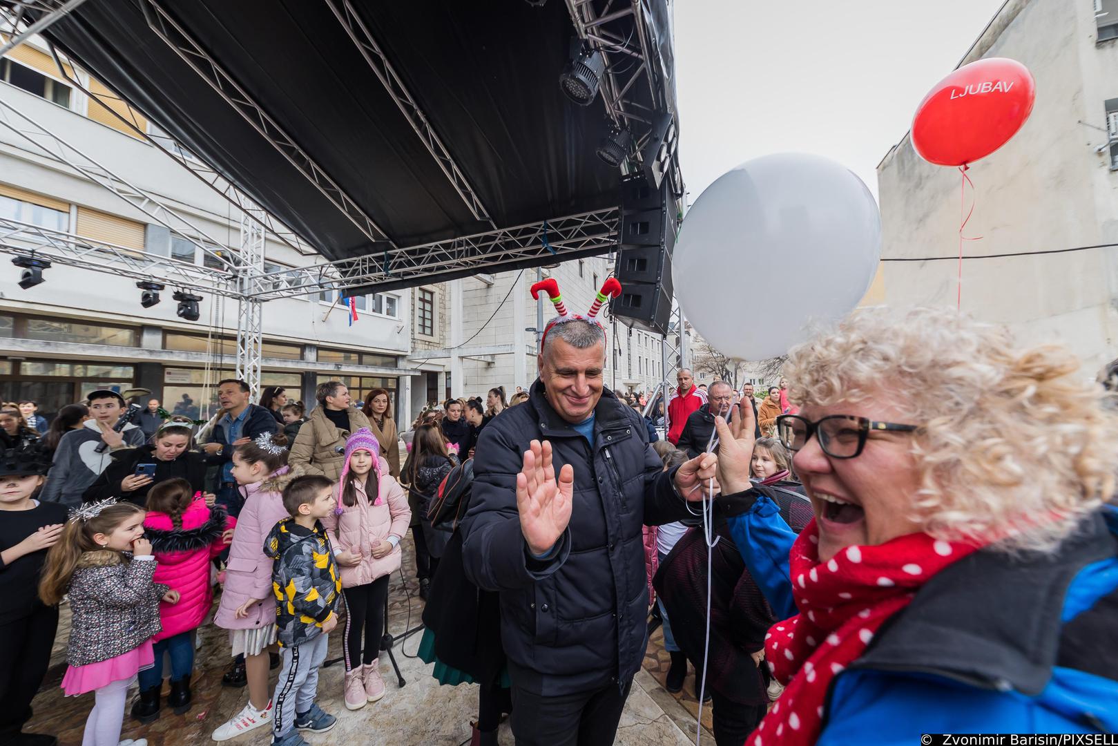 31.12.2022., Sinj - Docek djecje Nove Godine.  Danas u 12h na glavnom Sinjskom Trgu odrzan je Docek nove godine za Djecu te priredbu je posjetio u Sinjski Gradonacelnik Miro Bulj. Photo: Zvonimir Barisin/PIXSELL