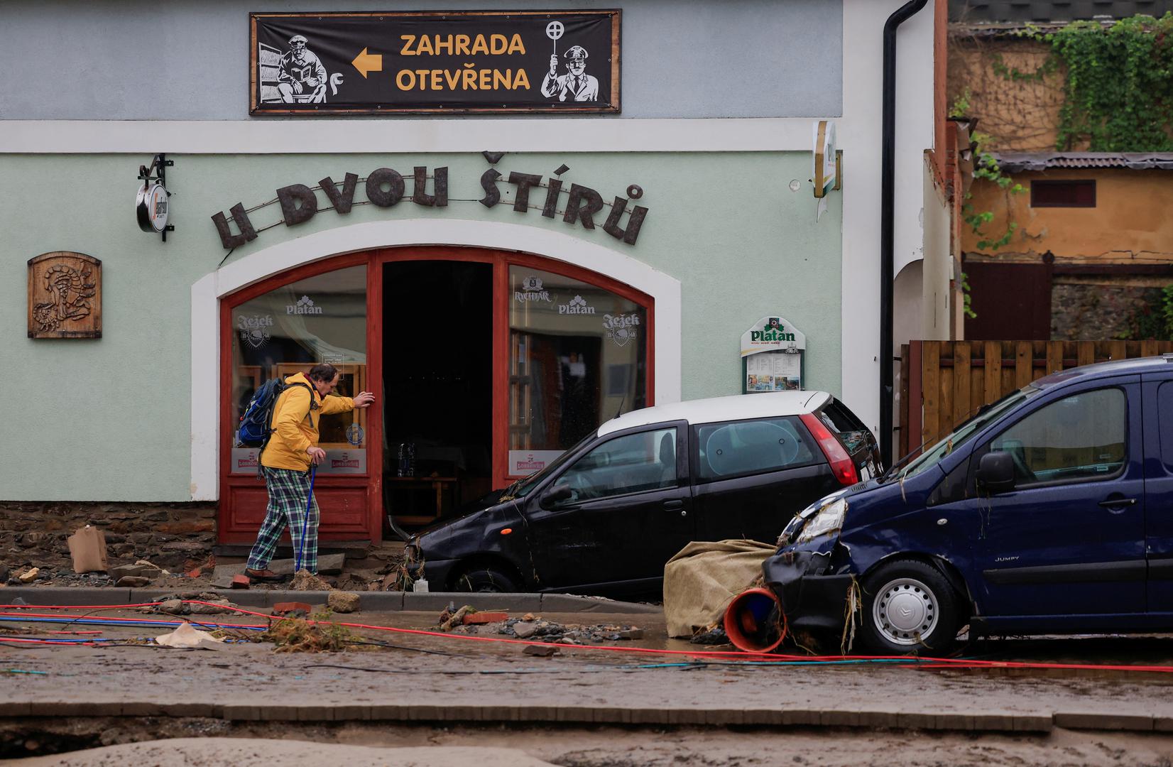 A man walks next to a damaged vehicle, in the aftermath of flooding following heavy rainfalls, in Jesenik, Czech Republic, September 16, 2024. REUTERS/David W Cerny Photo: DAVID W CERNY/REUTERS