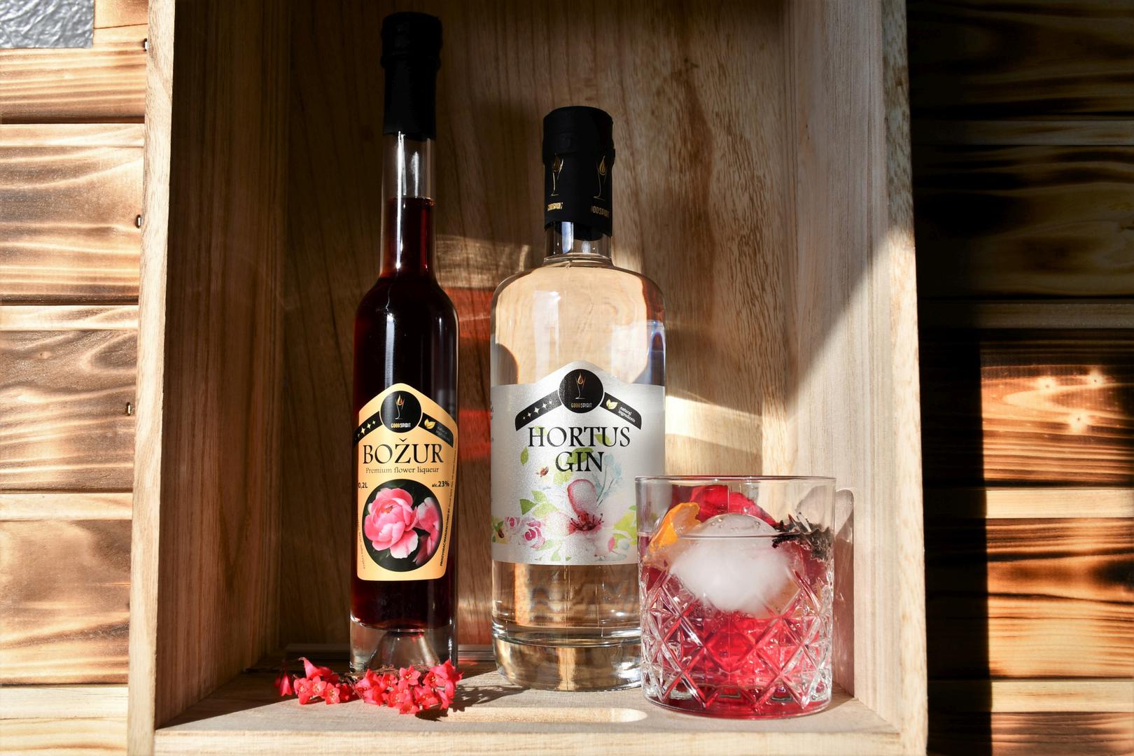 DOUBLE FLOWER, Hortus Gin 30 mL, Good Spirit liker Božur 10 mL, Tonic 100 mL, Kora naranče, Sušeni hibiskus
