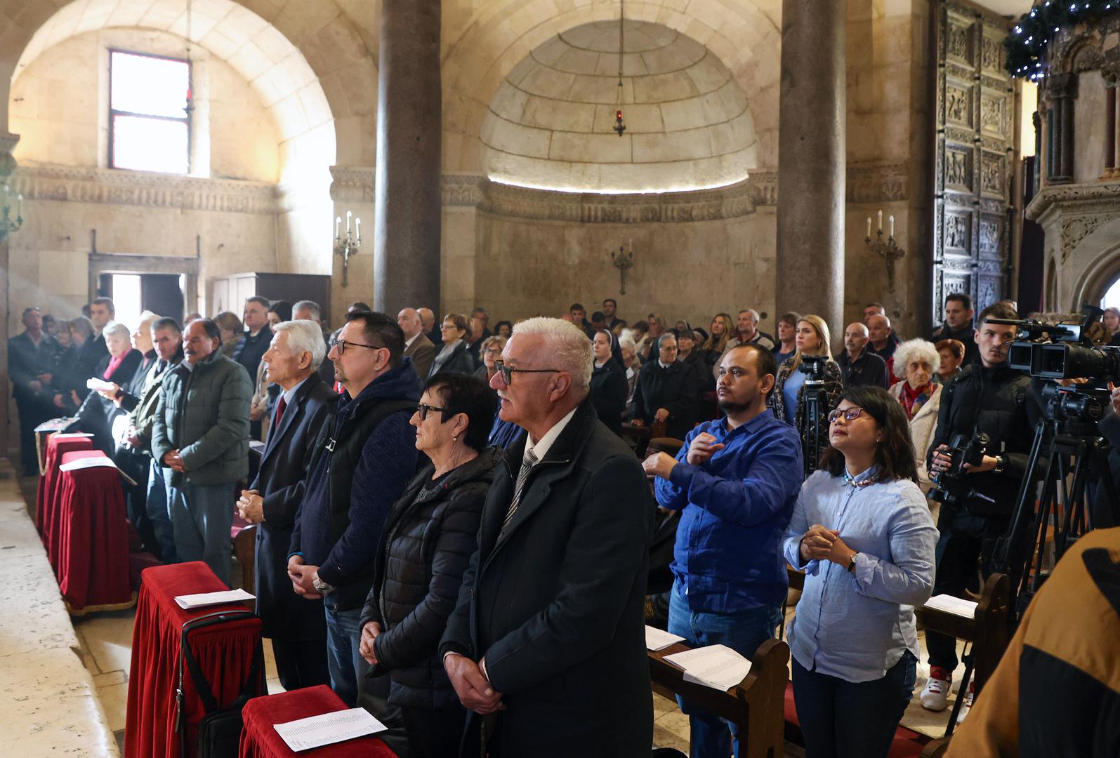 25.12.2023., Split- Splitsko-makarski nadbiskup Zdenko Krizic predvodio na Bozic svecano euharistijsko slavlje u splitskoj katedrali. Photo: Ivana Ivanovic/PIXSELL