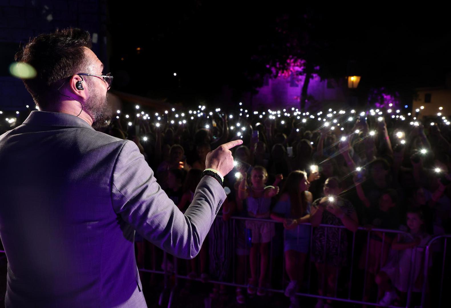 Osim kao podrška suprugu, Hana je imala još jedan dobar razlog za dolazak na ovaj koncert. Naime, uz Petra na Zadvarskoj noći nastupila je i njezina prijateljica Domenica Žuvela. Ona se pak odlučila za crnu haljinu, a s Grašom je odlično zabavljala publiku.