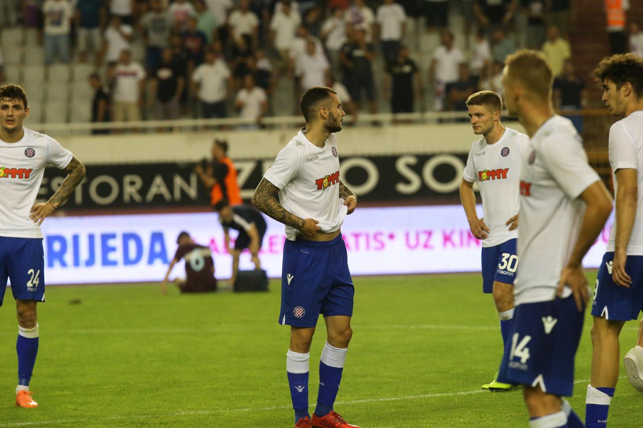 Split: Nakon povijesnog ispadanja Hajduka, Torcida je utr?ala na travnjak da se obra?una s igra?ima