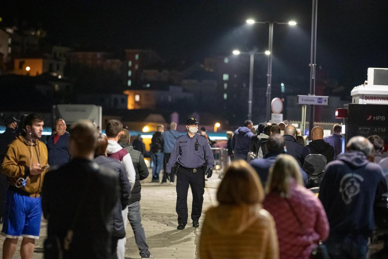 Dubrovnik: Brojni građani pohrlili po svježu ribu u Gruž