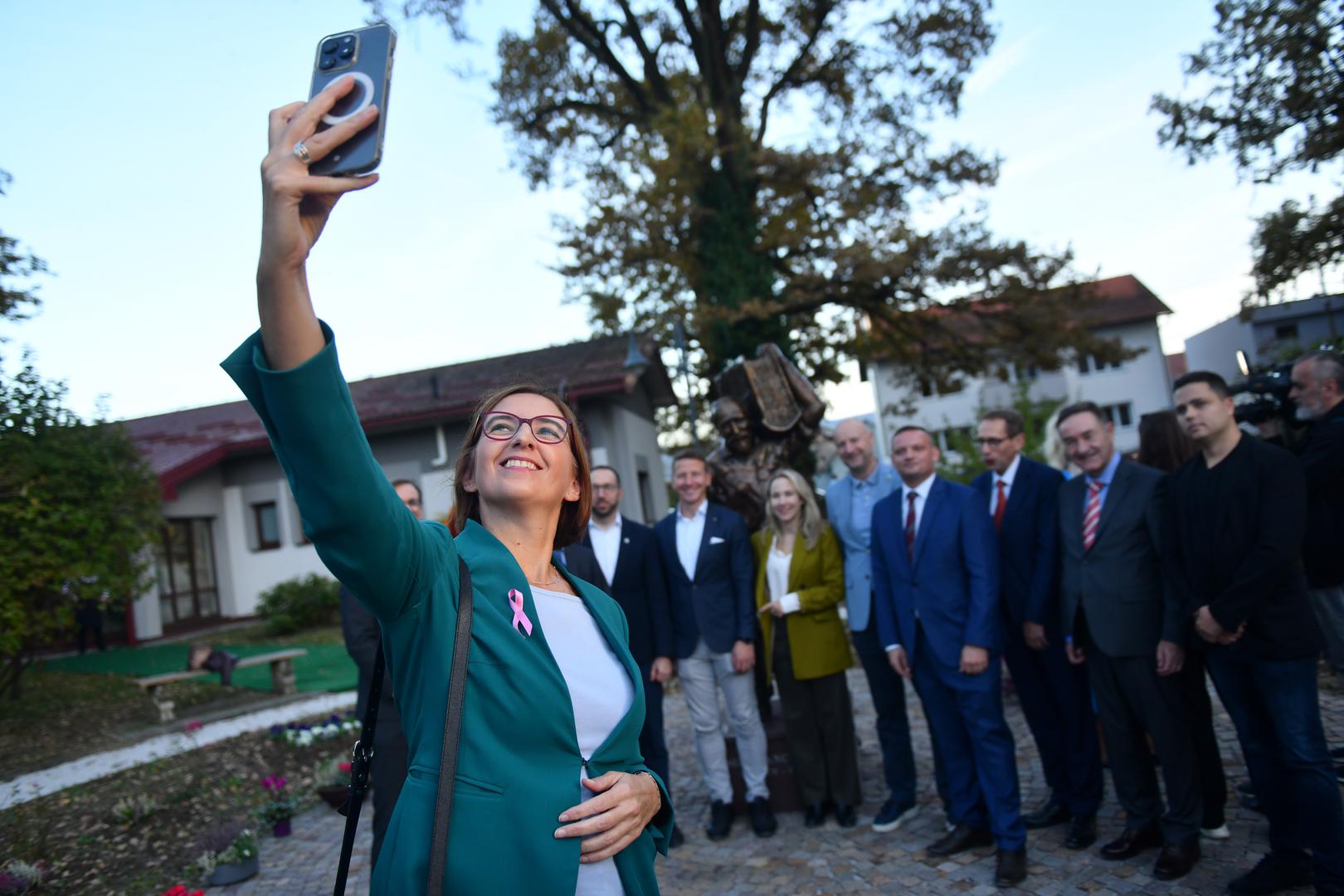 9.10.2024., Park Vranyczany, Oroslavje, Hrvatska - Otkrivanje spomenika Josipu Mikulcu, prvom hrvatskom influenseru, poznatom kao Joza Putnik, autorice Adne Bakije, akademske kiparice. Marijana Puljak, saborska zastupnica. Photo: Josip Mikacic/PIXSELL