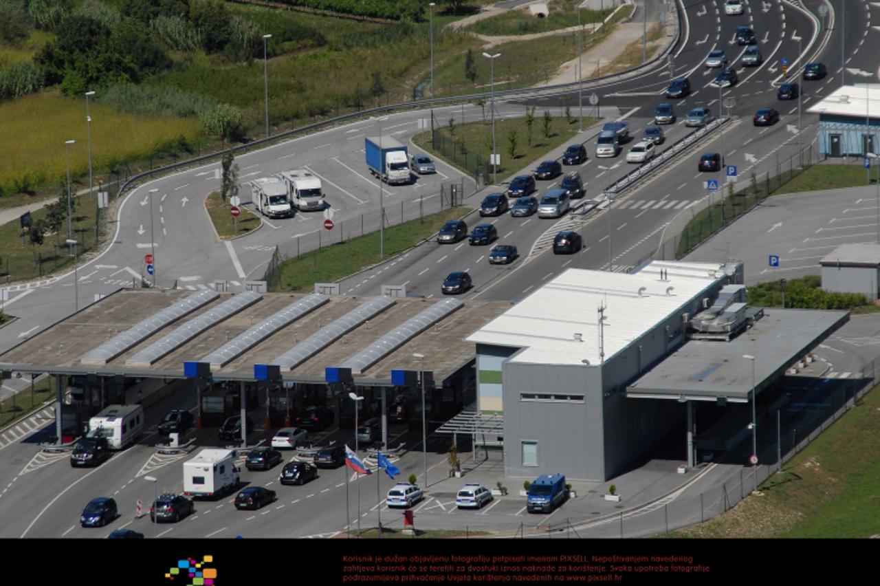 '07.07..2010., Istarski Ipsilon - Tokom dana  povremeno su se stvarale vece kolone turista. Na slici slovenska strana prijelaza kod Kastela. Photo: Dusko Marusic/PIXSELL'