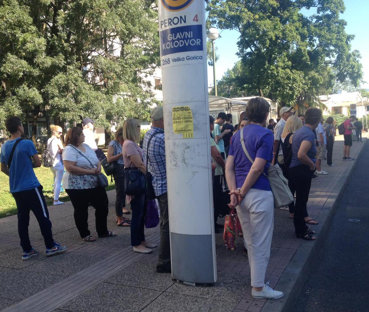 8:35 sati Kako se bus nije pojavljivao, nezadovoljni putnik prvo je uzaludno prigovarao vozaču za Borovje, a potom je pokušao ući u sobicu na čijim vratima piše “kontrolor”.