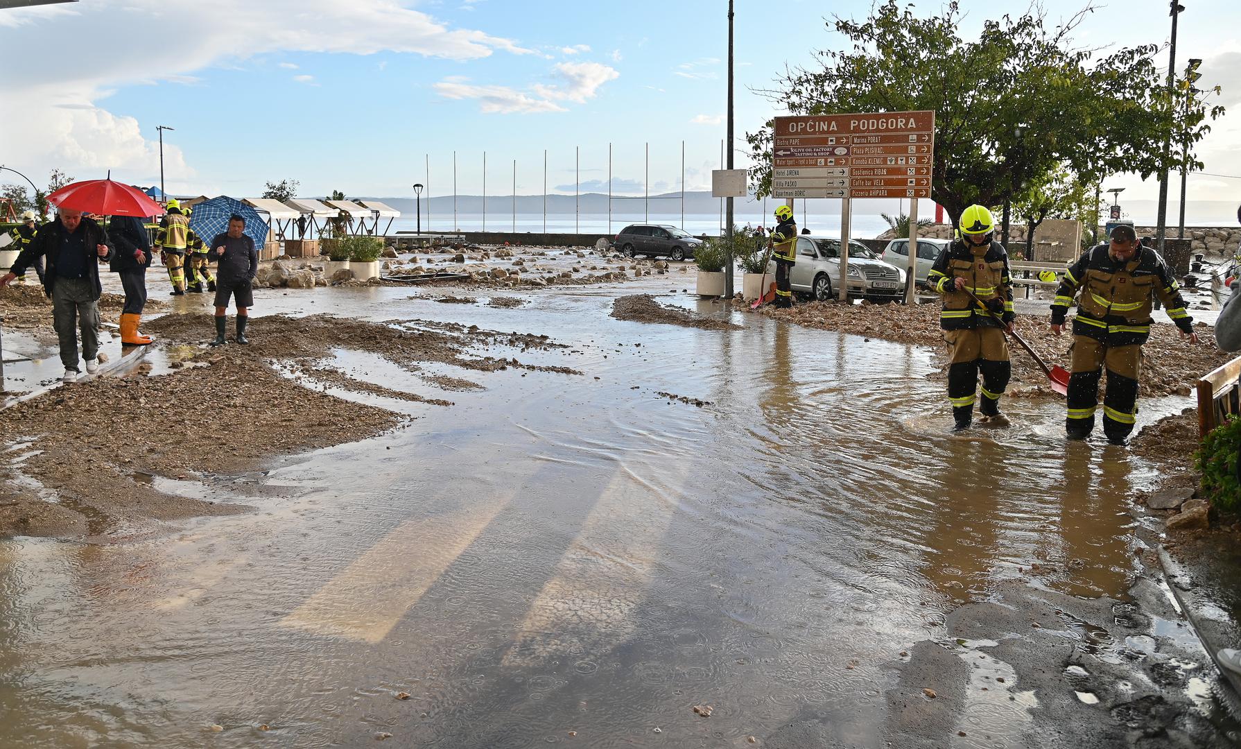 05.10.2024., Podgora - Jako nevrijeme gdje je palo do 140 litara kise po cetvornom metru strovilo je bujice na ulicama Podgore. Photo: Matko Begovic/PIXSELL