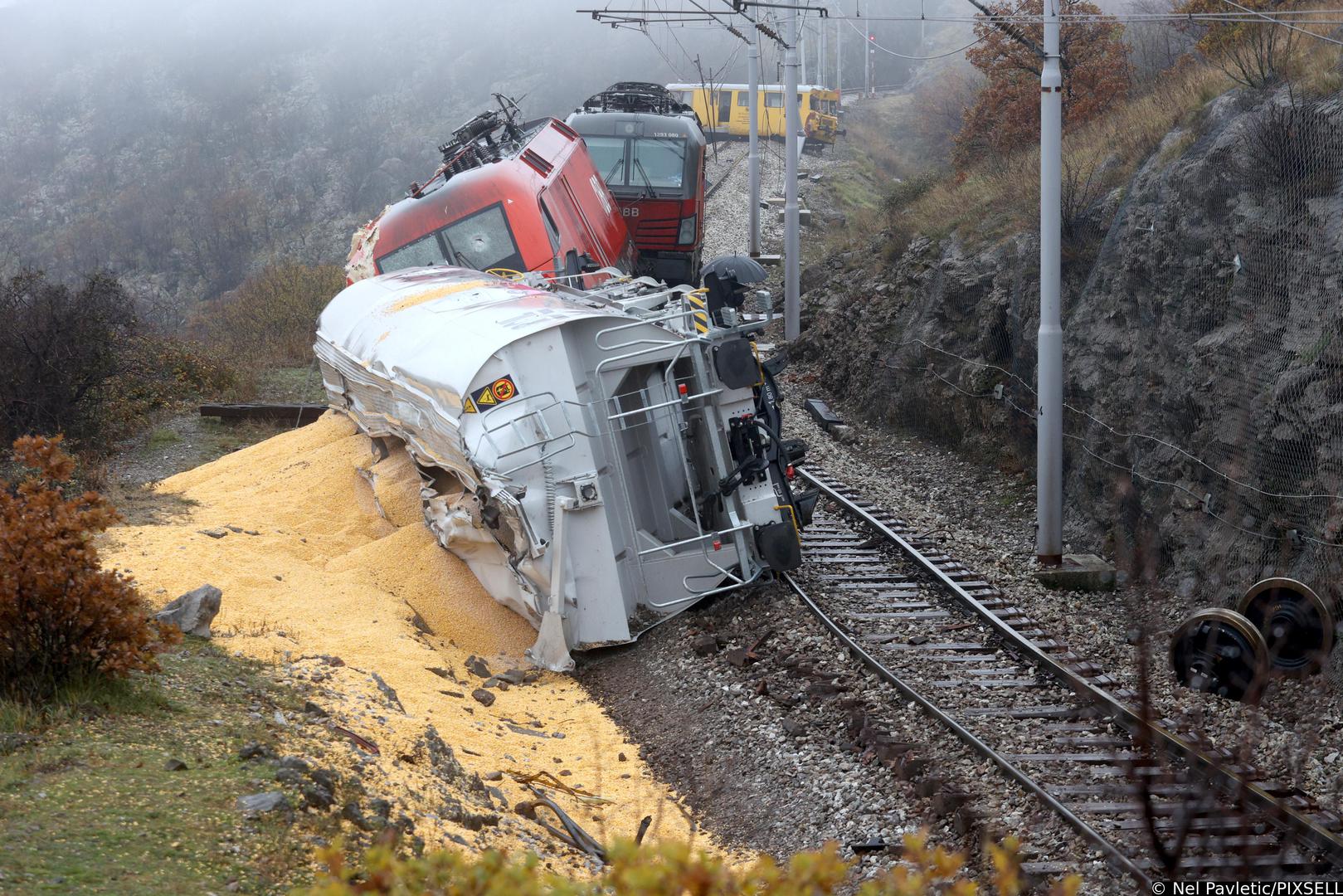 12.12.2023.., Rijeka -  Izmedju kolodvora Meja i Skrljevo jucer je  je do sudara teretnog vlaka prijevoznika Rail Cargo Carrier - Croati i pruznog vozila TMD HZ Infrastrukture.Danas je pocelo je izvlacenje vlaka Photo: Nel Pavletic/PIXSELL