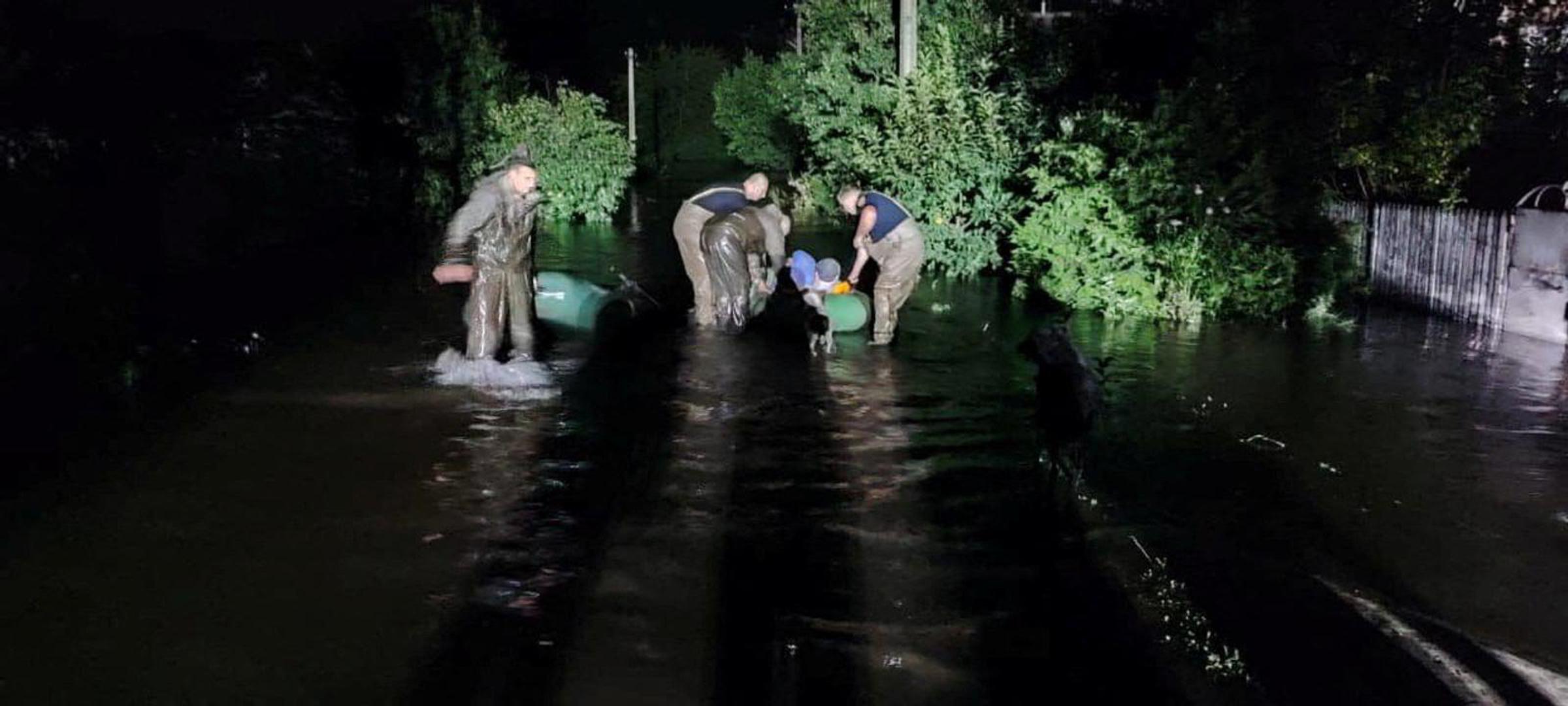 Rescuers help people to be evacuated from a flooded area after a Russian missile hit a hydraulic structure, amid Russia's attack on Ukraine, in Kryvyi Rih, Ukraine, in this handout picture released September 15, 2022. Press service of the State Emergency Service of Ukraine/Handout via REUTERS ATTENTION EDITORS - THIS IMAGE HAS BEEN SUPPLIED BY A THIRD PARTY. Photo: State Emergency Service of Ukrai/REUTERS