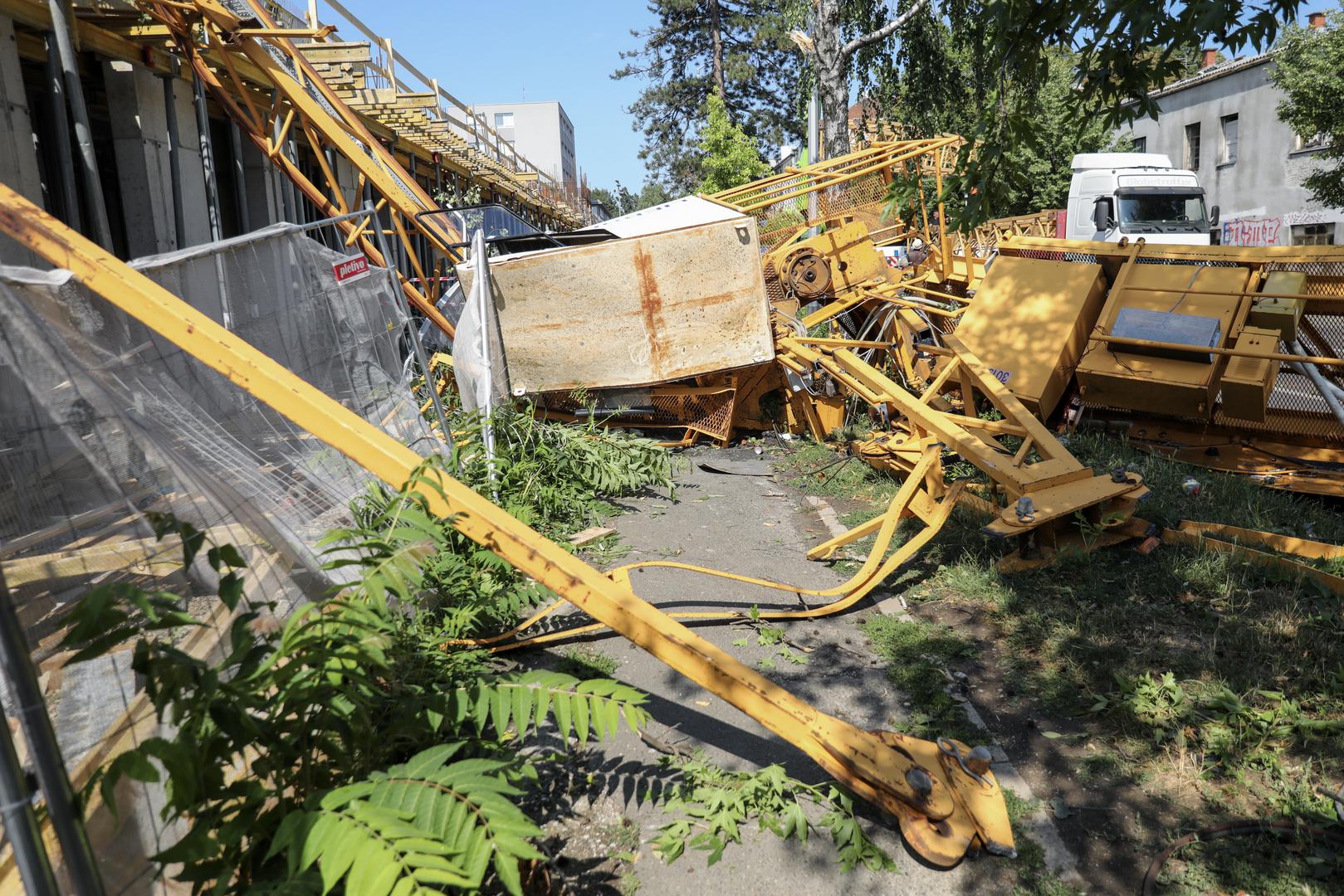 20.07.2023., Zagreb, Hrvatska - Uslijed strasnog nevremena i oluje u Prilazu baruna Filipovica pala je dizalica koja se ukopala u cestu. Photo: Emica Elvedji/PIXSELL