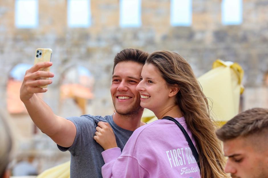 Turisti nakon kiše u Puli napustili plaže i krenuli u obilazak znamenitosti