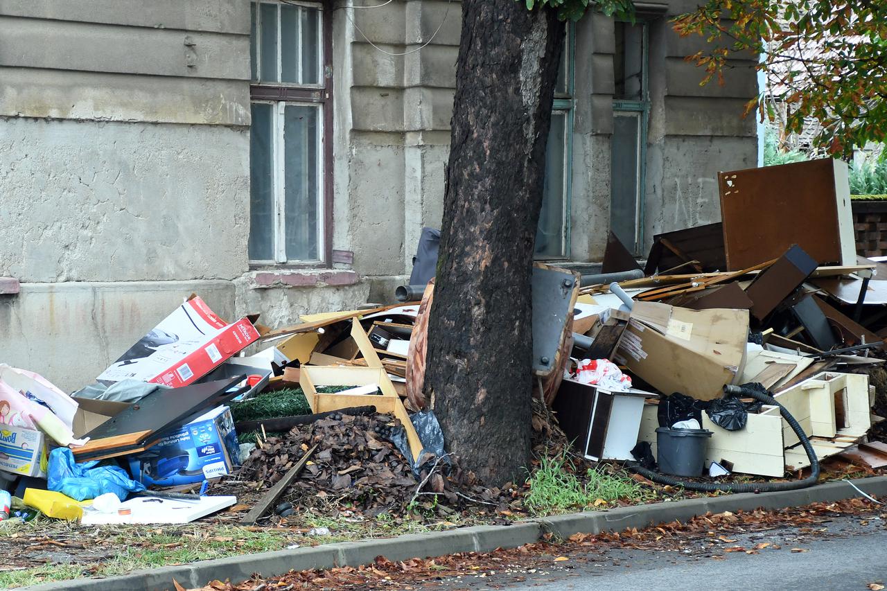 Sisak: Hrpa glomaznog otpada već dugo stoji ispred kuće u Quirinovoj ulici