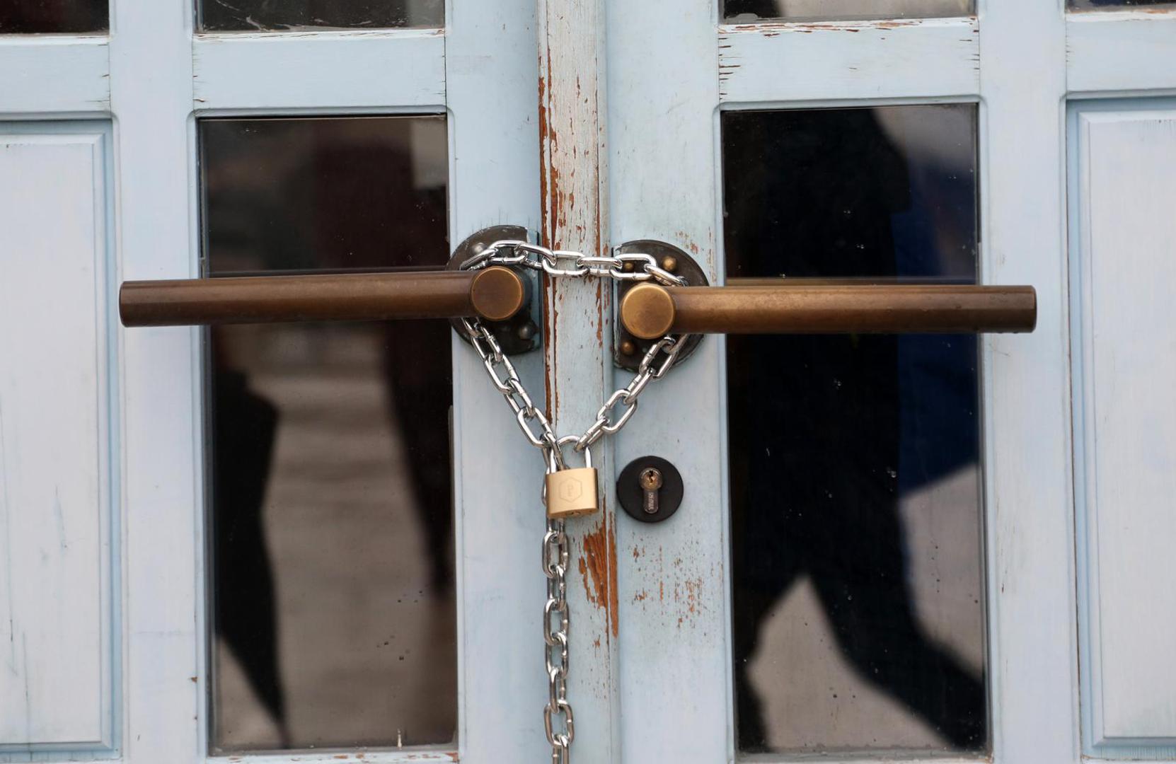 26.11.2021., Sibenik - Na glavni ulaz u Gradsku upravu prosvjednici su stavili lanac i zakljucali ga lokotom te se nije moglo uci ni izaci. 
Photo: Dusko Jaramaz/PIXSELL