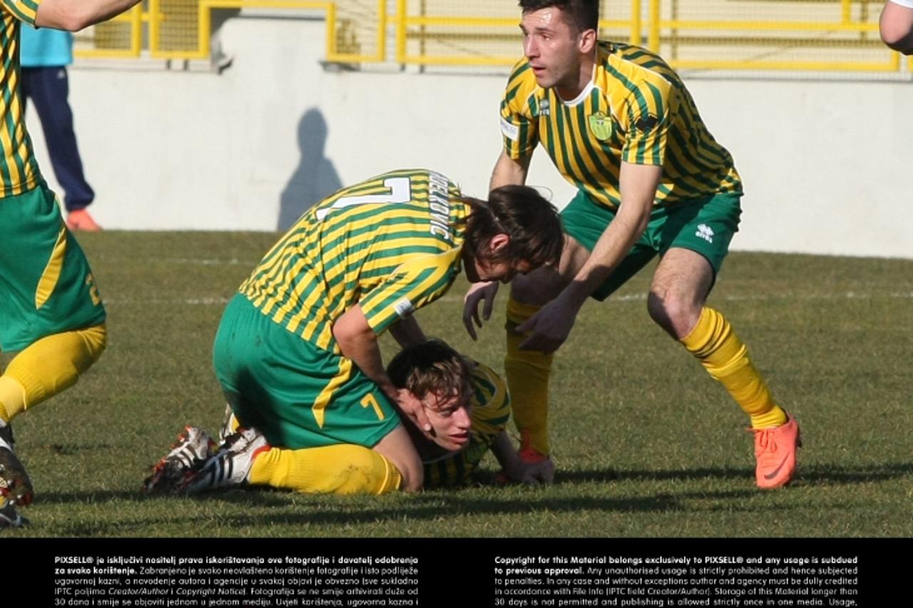 '16.02.2013., stadion Aldo Drosina, Pula  - MAXtv 1. HNL, 20. kolo, NK Istra 1961 - NK Lokomotiva. Igracu Istre Alenu Pamicu, sinu trenara Igora Pamica, u jednom trenutku je pozlio te su mu u pomoc pr