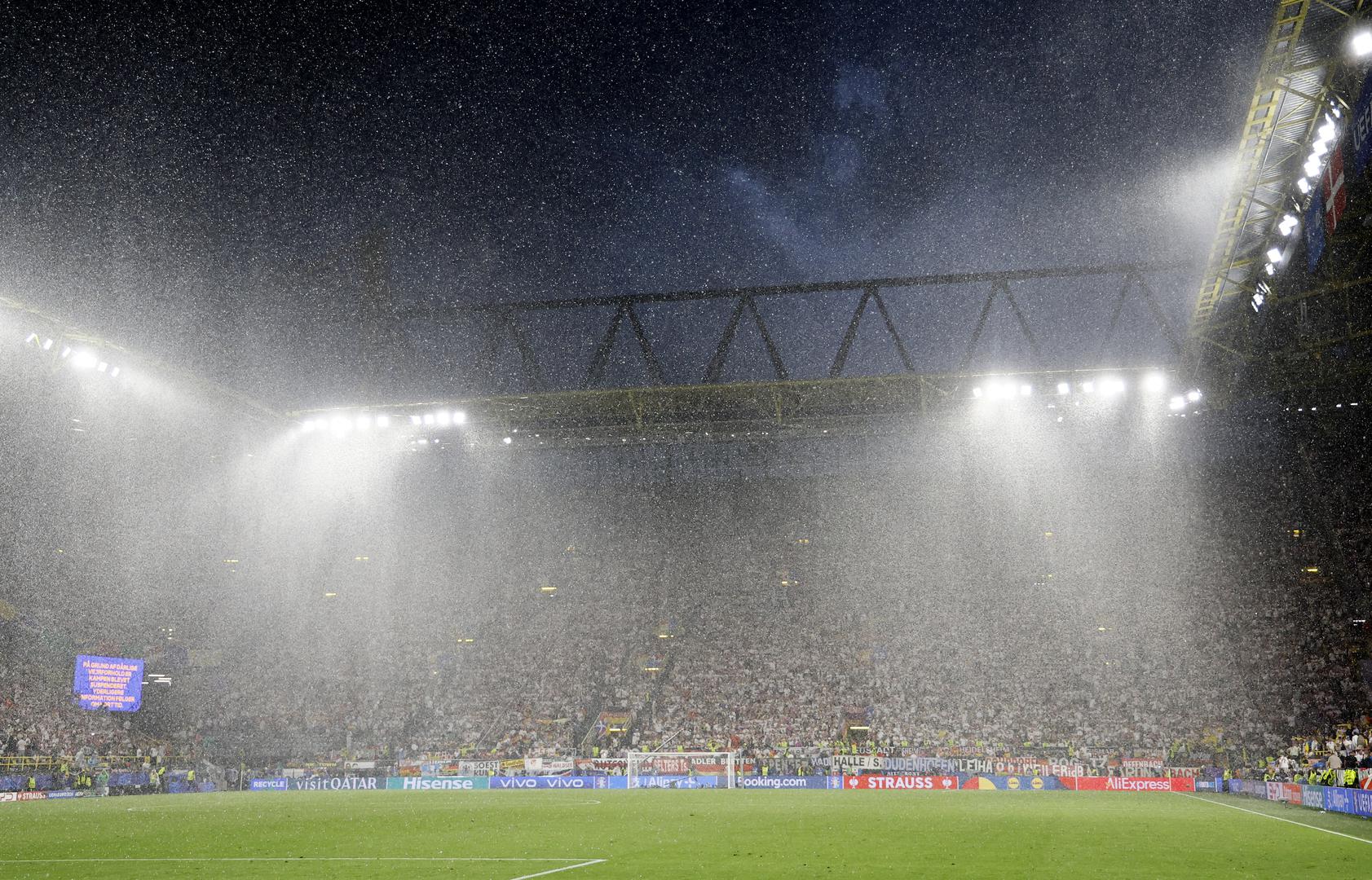 Utakmica osmine finala nogometnog Eura između Njemačke i Danske prekinut je nakon 35 minuta igre u prvom poluvremenu, zbog proloma oblaka u Dortmumdu.