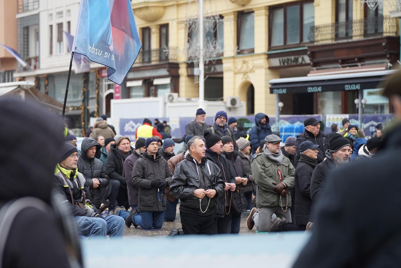 4.1.2025., Zagreb - Kao i svake prve subote u mjesecu, na Trgu bana Josipa Jelačića okupili su se molitelji s jedne strane i prosvjednici sa druge. Photo: Patricija Flikac/PIXSELL