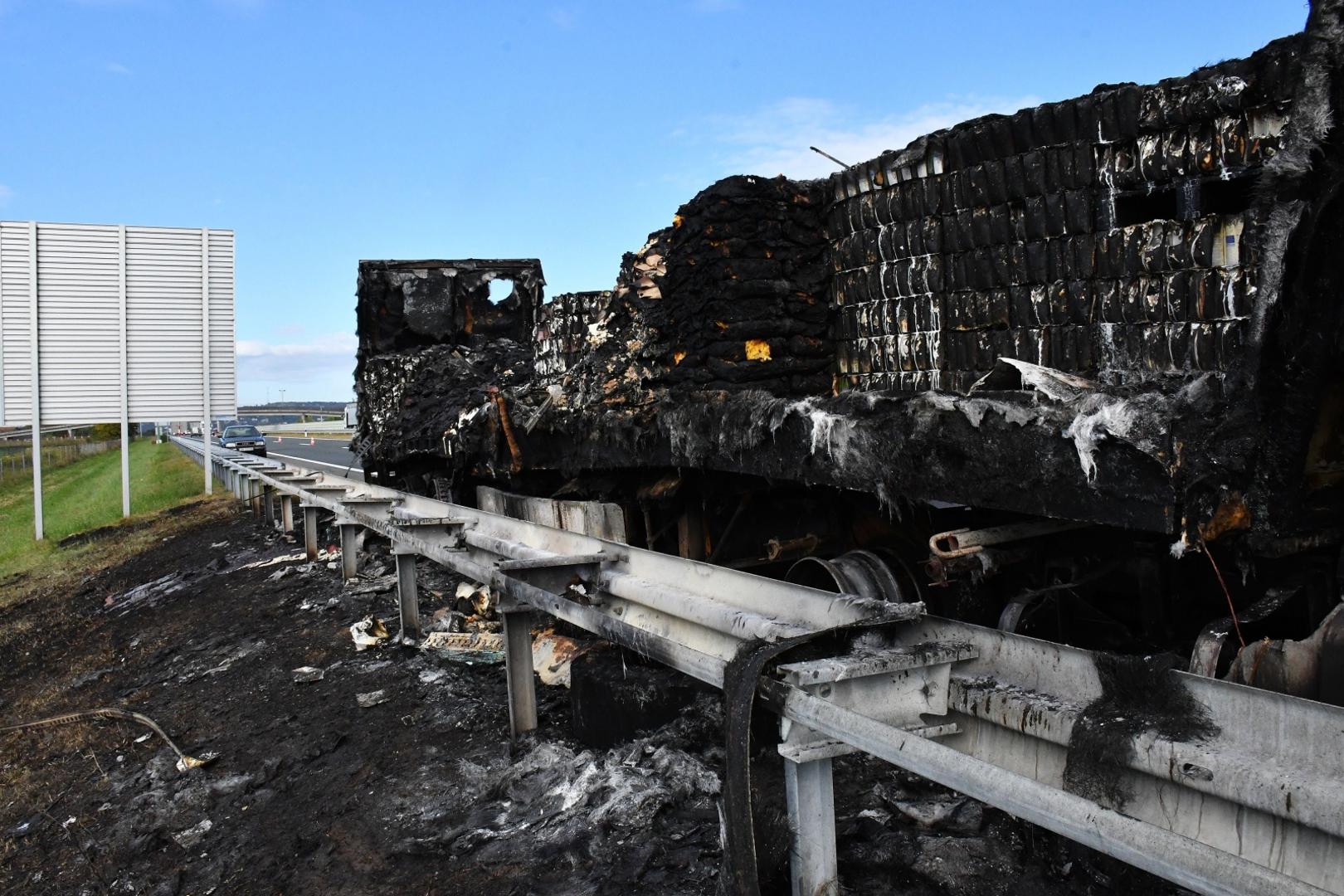 24.09.2020., Slavonski Brod - Kamion bugarskih registracija pun cokolade u prahu i maslaca zapalio se i u potpunosti izgorio  na autocesti A3 kod Slavonskog Broda. .
Photo: Ivica Galovic/PIXSELL