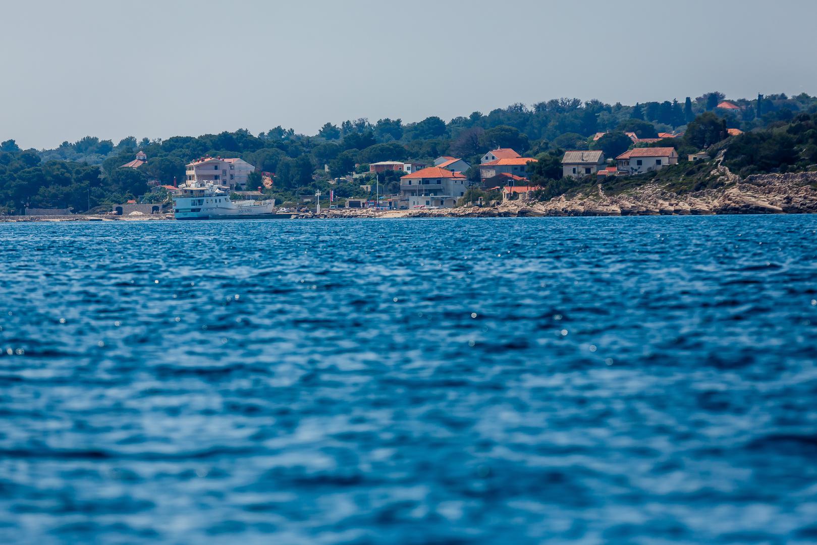 Drvenik Mali (119 stanovnika) - Drvenik Mali, manji brat Drvenika Velog, poznat je po očaravajućim plažama i netaknutom prirodnom okruženju.