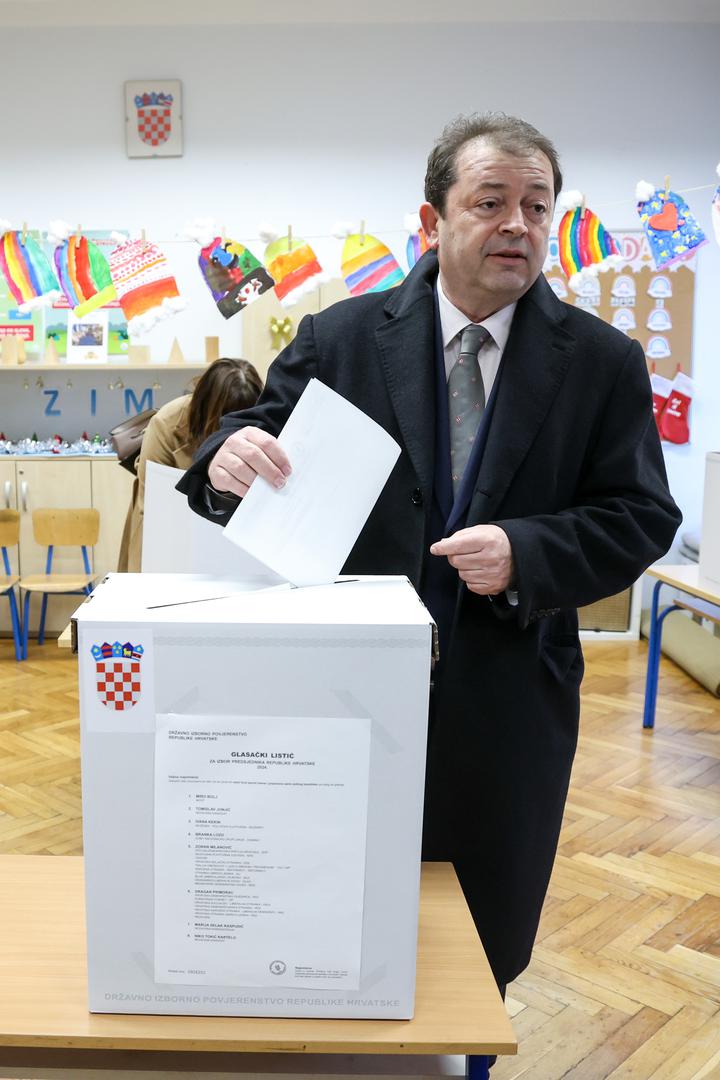 29.12.2024., Zagreb - Predsjednicki kandidat Tomislav Jonjic glasovao na predsjednickim izborima u OS Ivana Mestrovica. Photo: Igor Kralj/PIXSELL