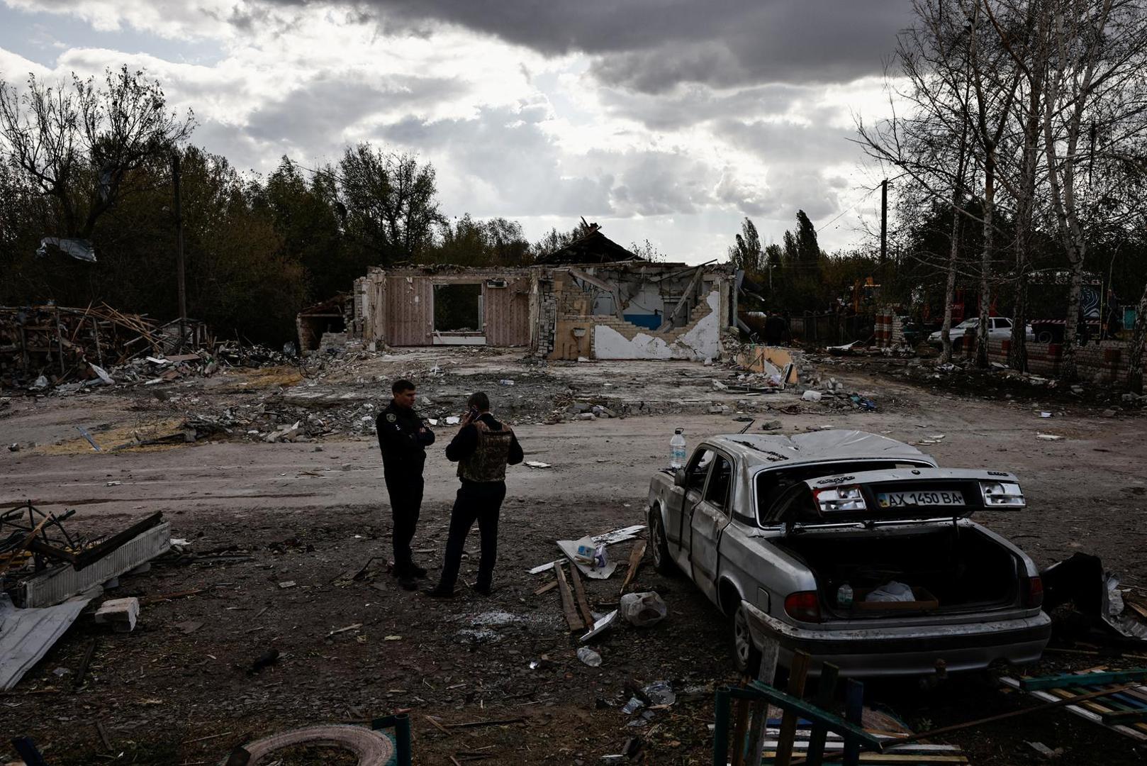 Police investigators stand at the site of a Russian military strike, amid Russia's attack on Ukraine, in the village of Hroza, Kharkiv region, Ukraine October 6, 2023. REUTERS/Thomas Peter Photo: Thomas Peter/REUTERS