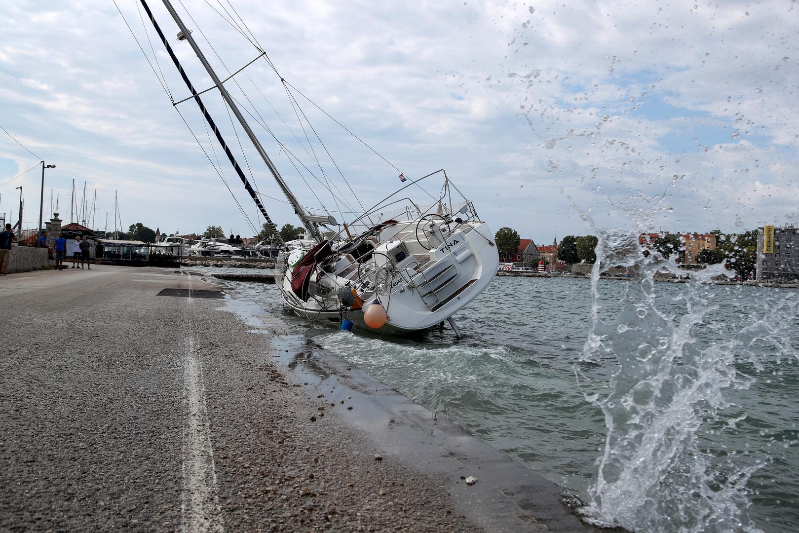 08.08.2024., Zadar - Nakon nevremena koje je nocas pogodilo Zadar nasukala se jedrilica. Photo: Sime Zelic/PIXSELL