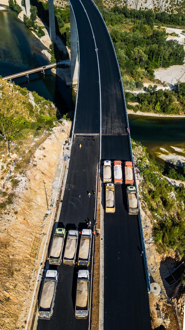 "Mi smo itekako zadovoljni suradnjom koja postoji između dvije države, a odnosi se prije svega na prometnu infrastrukturu. Čestitam BiH na otvaranju ovog velikog događaja."

