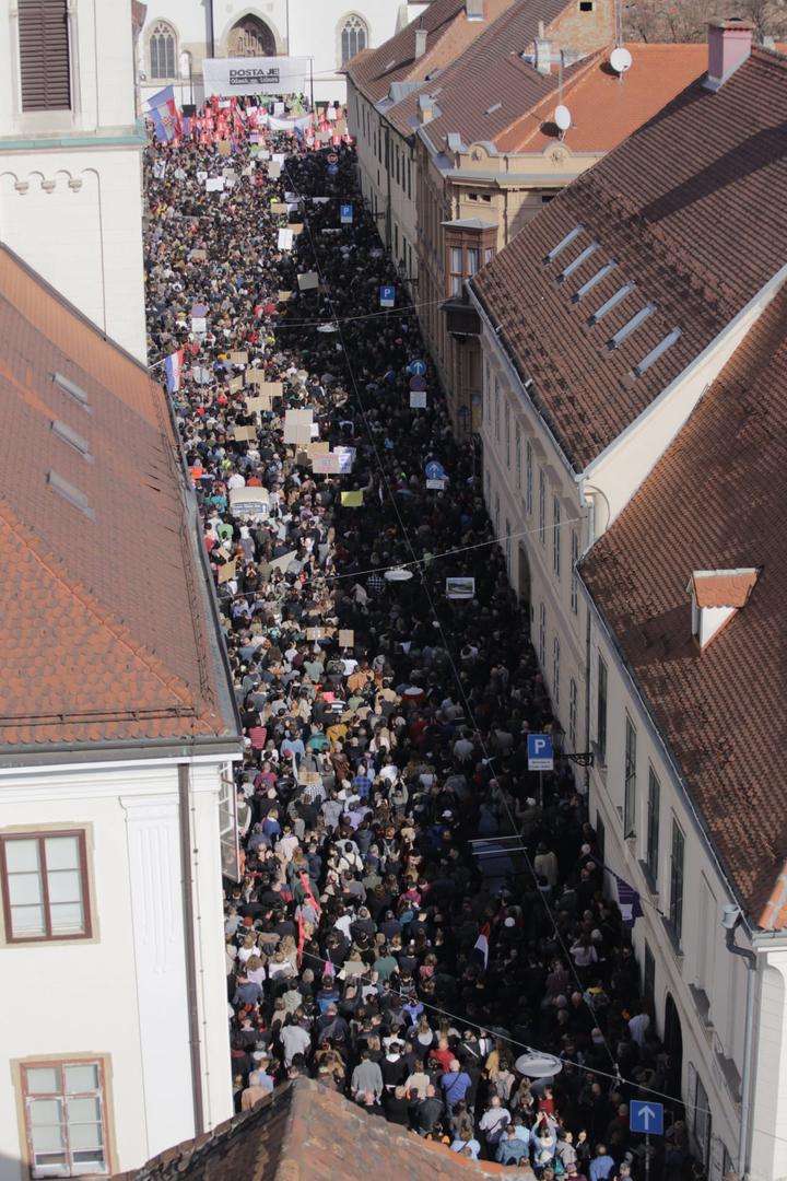 'Dosta je tiranije. Dosta je laži. Dosta je korupcije', poručili su prosvjednici i lijevo-liberalna oporba