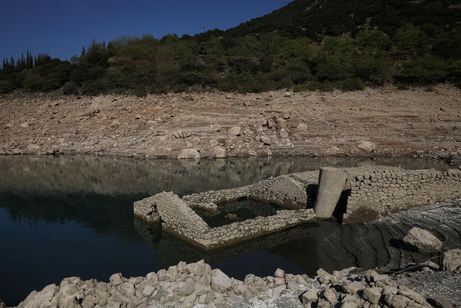 Ruševine grčkog sela, koje je desetljećima ležalo potopljeno, ponovno su se pojavile nakon što su rekordne temperature uzrokovale djelomično presušivanje velikog rezervoara.