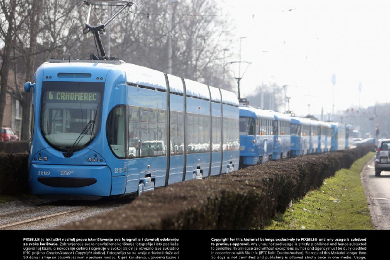 '11.02.2013., Zagreb - Zastoj tramvaja na Drzicevoj ulici zbog puknuca elektricnog voda.  Photo: Dalibor Urukalovic/PIXSELL'